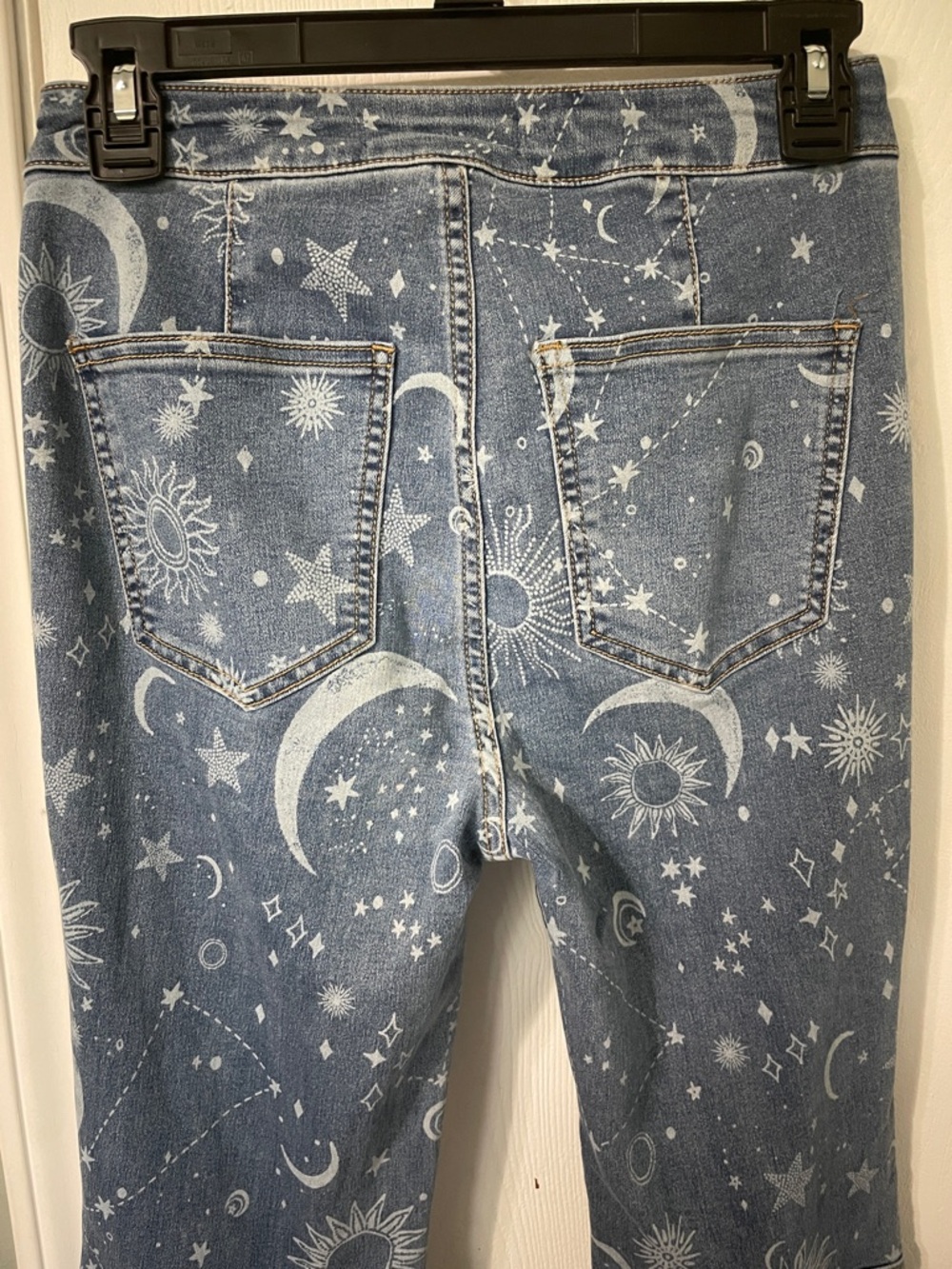 Free People Just Float On Flare Jeans Like New Size 26 Celestial Moon Stars - Picture 11 of 12